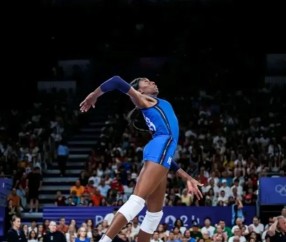 熊猫体育- 田径杯赛焦点战：北城迅豹队强势反弹江南巨龙队，客场强势带走胜利。战术板得到兑现