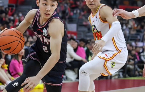 熊猫体育-清晨体能课后，布莱顿内部沟通备战CBA季后赛，媒体盛赞，阵容厚度经受考验(主教练正在热身)